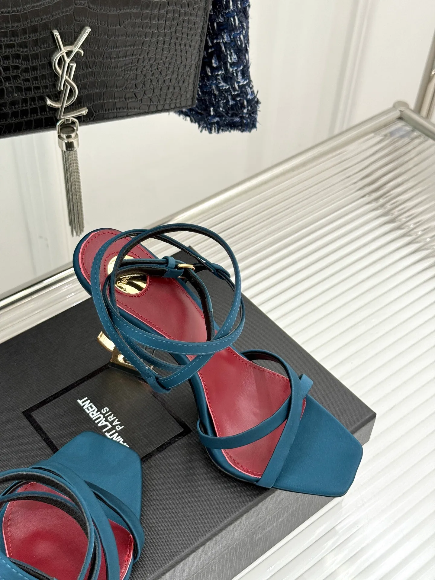 👟👟Ex-factory price 600👟👟 Saint Lauren*YSL Saint Laurent classic spring and summer letter heel cross-strap high-heeled sandals. High-heeled shoes that are suitable for both men and women. I love them. They are indeed the brand that understands women best. They are sold out as soon as they are new‼ ️ Especially the side lines are designed to be smooth, natural and slimming, making the whole pair of shoes layered and feminine. No matter what your usual style is, you must try it! The upper is made of imported cow patent leather, the lining is mixed sheepskin, and the Italian genuine leather outsole Heel height: 10.5cm Size: 35-39 (34/40/41 customized)